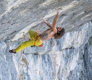 Klettern an einer überhängenden Kalkfelswand