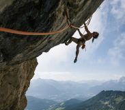 Überhängende Felswand