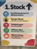 Bunt gestaltete Programmtafel mit Hinweisen auf Kurzfilme, Bilderbuchkino, Escape-Room, Demokratiequiz und Gesprächsangebote.