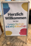 Willkommens-Schild bei der Langen Nacht der Demokratie 2026