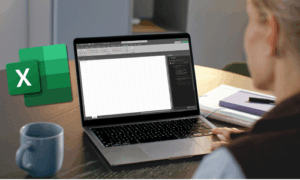 Eine Frau arbeitet an einem Laptop mit geöffneter Excel-Datei und dem Office-Skript-Editor, um Automatisierungen mit vorzunehmen. Im Bild ist das Excel-Logo prominent eingeblendet.