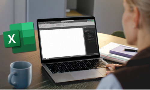 Eine Frau arbeitet an einem Laptop mit geöffneter Excel-Datei und dem Office-Skript-Editor, um Automatisierungen mit vorzunehmen. Im Bild ist das Excel-Logo prominent eingeblendet.