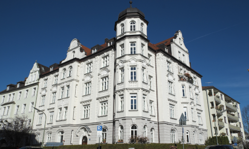 Mietshaus in der Alfonsstraße 11 in Neuhausen im Stadtbezirk Neuhausen-Nymphenburg in München (Bayern/Deutschland), 1900/01 von Ludwig Catharinus erbaut