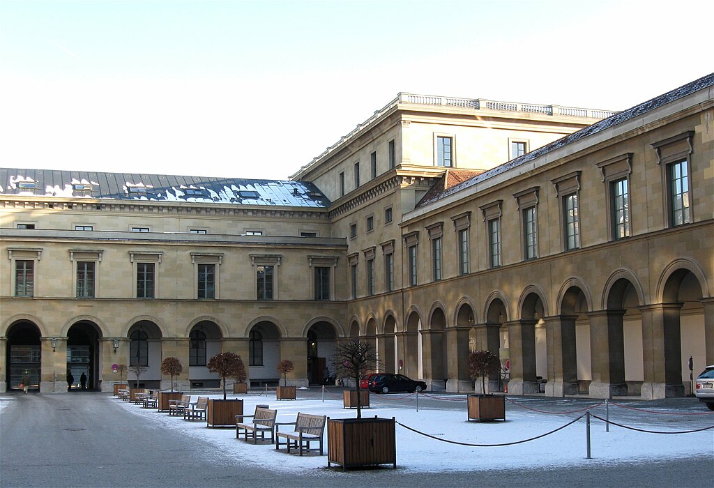 Architekturansicht des Apothekerhofs in München mit Bögen und Fenstern.
