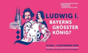 Auf einem kräftig pinkfarbenen Hintergrund steht zentral ein stilisiertes Bild von Ludwig I. von Bayern, der im stärkeren Rosa und Weiß dargestellt ist. Hinter ihm stehen zwei grafisch stilisierte Gebäude: links ein gotischer Dom (Regensburger Dom) und rechts eine klassizistische Kuppel (vermutlich ein Bauwerk, das an Ludwigs Projekte erinnert). Rechts neben der Figur ist in großen, weißen und blauen Großbuchstaben der Text: "Ludwig I. Bayerns größter König?" Oben rechts befinden sich Angaben zur Ausstellung: „Haus der Bayerischen Geschichte – Bayerische Landesausstellung“. Unten rechts steht in kleiner Schrift der Zeitraum „10. Mai – 9. November 2025“, der Ausstellungsort „Regensburg | Haus der Bayerischen Geschichte“ sowie die Öffnungszeiten: „Dienstag bis Sonntag 9–18 Uhr“ und die Internetadresse „www.hdbg.de“. Das gesamte Plakat ist modern und grafisch gestaltet. Die Farben Pink, Blau und Weiß dominieren. Die Gestaltung vermittelt eine Kombination aus Historie (durch Ludwig I. und die Gebäude) und moderner Werbung.