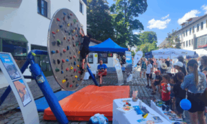 Auf dem 23. Oberhachinger Straßenfest bieten die vhs Oberhaching und die Sektion Gleißental eine dreh- und schwenkbare Boulderscheibe an. Ganz im Zeichen des Herbstsemesters 2025/26: Faszination Berge -Natur, Kultur, Heimat -
