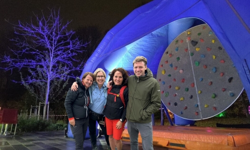 Das Team der vhs Oberhaching vor einer mobilen Boulderscheibe