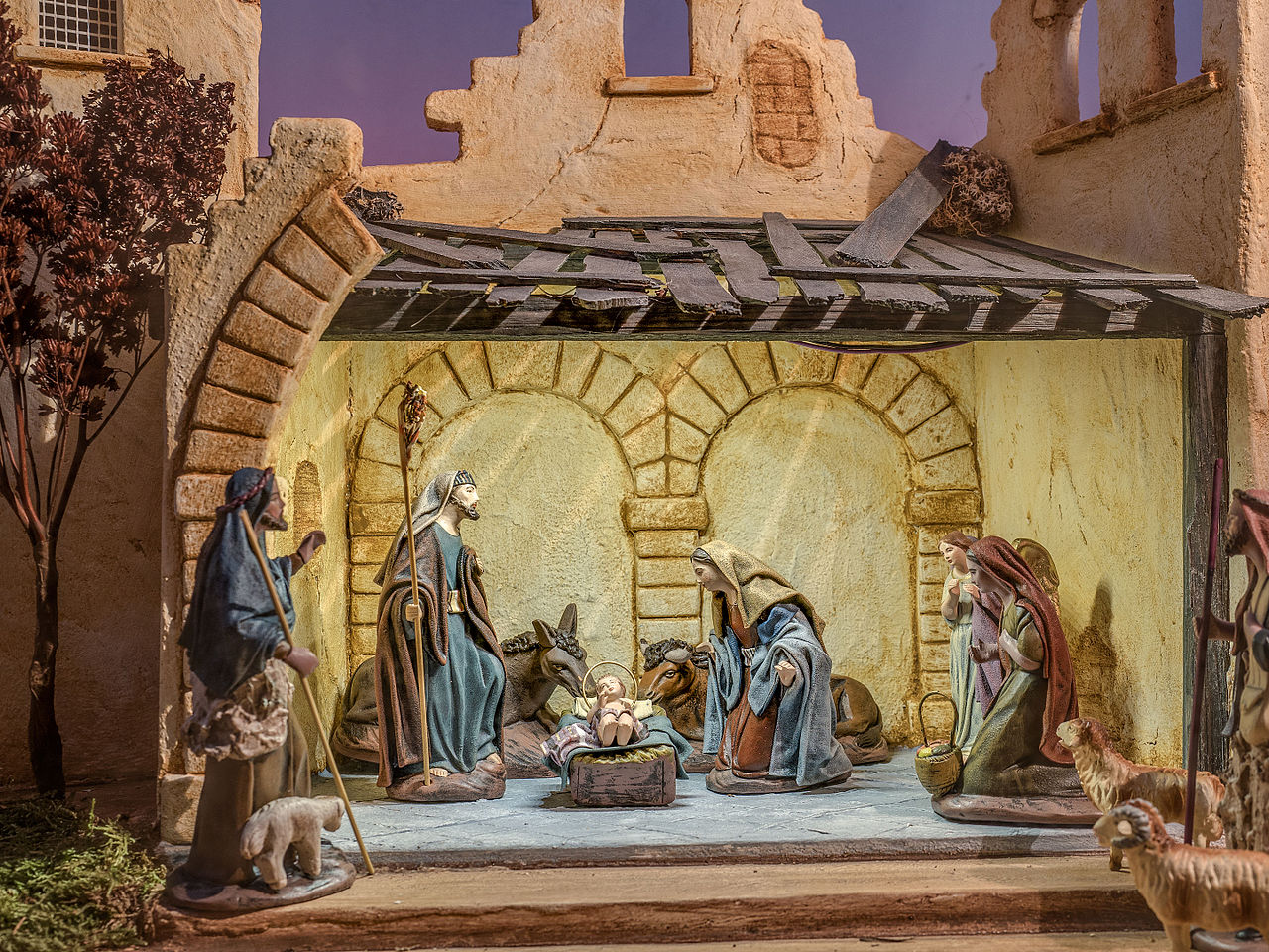 Detailansicht einer Weihnachtskrippe mit Figuren von Maria, Josef und dem Jesuskind in einem Stall.