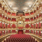 Das Cuvilliéstheater und die weihnachtlichen Höfe der Residenz