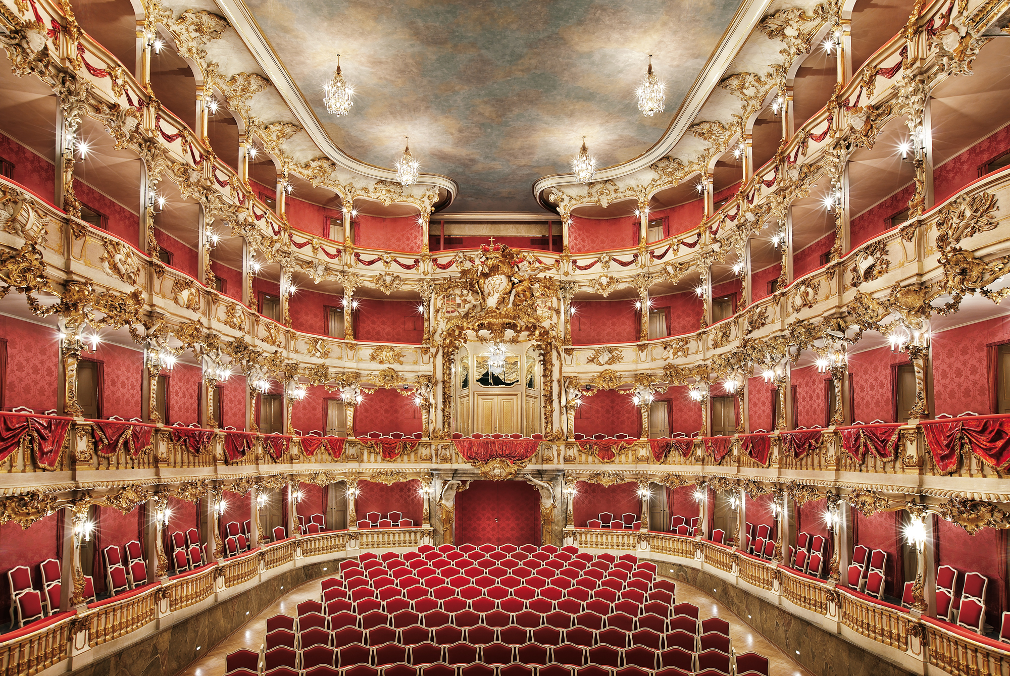 Prächtige Innenansicht des Cuvilliés-Theaters mit roten Sitzen und aufwendiger Dekoration.