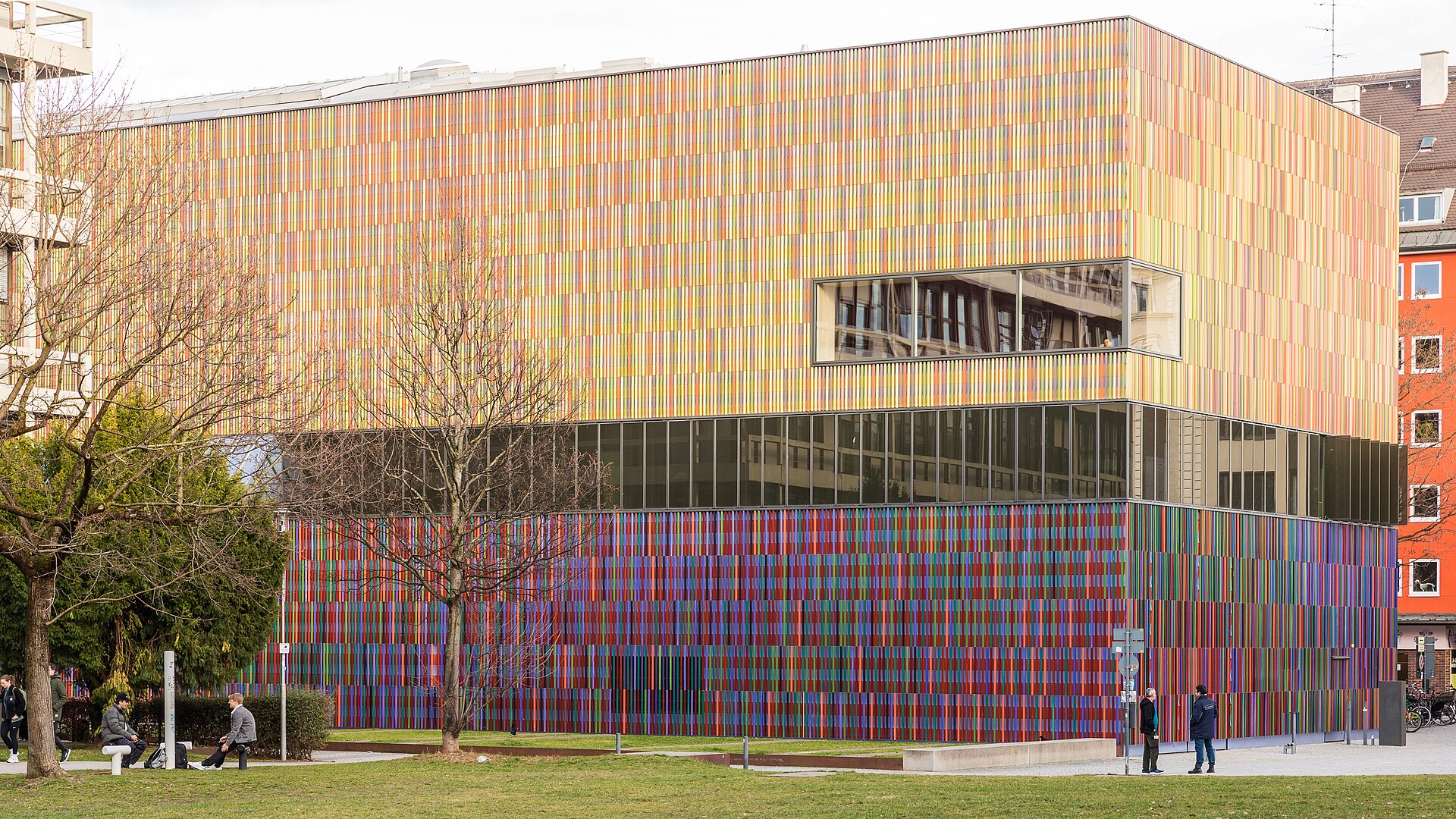 Museum Brandhorst in München mit buntem, reflektierendem Fassadendesign und umliegenden Bäumen.