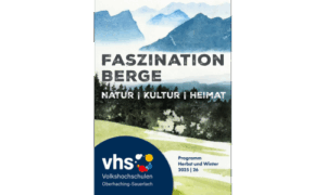 Faszination Berge. Natur, Kultur, Heimat, das neue Programm der vhs Oberhaching im Herbstsemester 2025/26. Das Coverbild zeigt das Aquarellgemälde Irschenberg von Christian Eckler. Es stellt eine blau schattierte, wolkenverhangene Bergsiluette dar, im Vordergrund dominieren grüntöne von Wald und Wiesen.