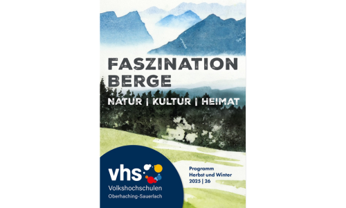 Faszination Berge. Natur, Kultur, Heimat, das neue Programm der vhs Oberhaching im Herbstsemester 2025/26. Das Coverbild zeigt das Aquarellgemälde Irschenberg von Christian Eckler. Es stellt eine blau schattierte, wolkenverhangene Bergsiluette dar, im Vordergrund dominieren grüntöne von Wald und Wiesen.