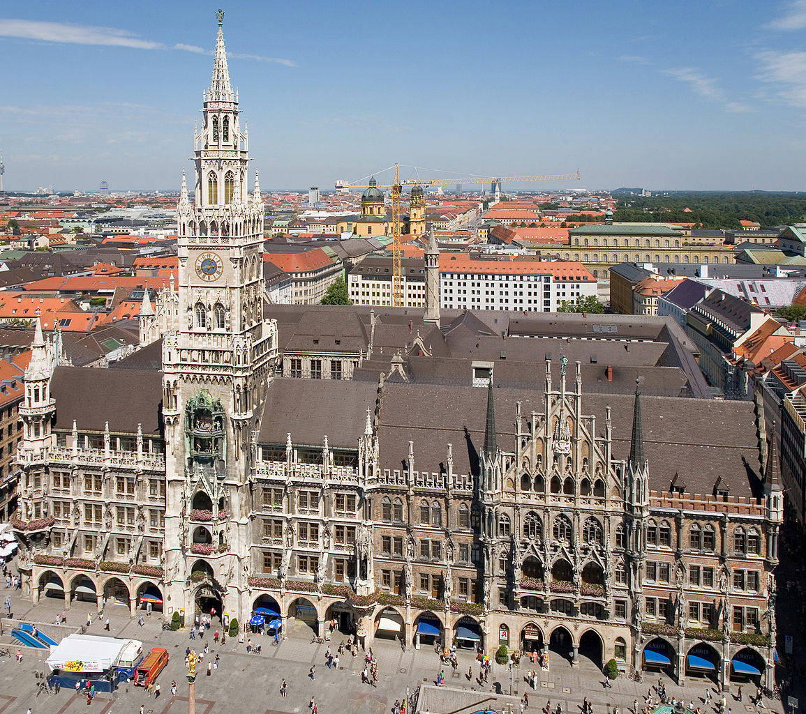 Das Neue Rathaus in München mit seinem markanten Turm und gotischer Architektur am Marienplatz.