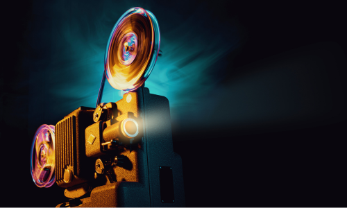Ein Filmprojektor mit drehenden Spulen und einem Lichtstrahl, der aus dem Objektiv strahlt.