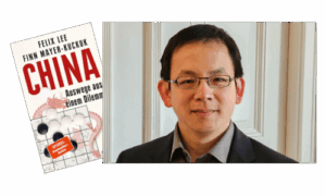 Felix Lee, erfahrener Wissenschaftsjournalist mit asiatischen Wurzeln, trägt Brille und dunklen Anzug vor heller Wand mit Holzpaneelen. Der Journalist ist bekannt für gründliche Recherchen, fundierte Analysen und eine klare, verständliche Vermittlung komplexer Themen. Zusätzlich zu sehen, ist das Cover seines Buches "China - Auswege aus einem Dilemma"