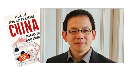 Felix Lee, erfahrener Wissenschaftsjournalist mit asiatischen Wurzeln, trägt Brille und dunklen Anzug vor heller Wand mit Holzpaneelen. Der Journalist ist bekannt für gründliche Recherchen, fundierte Analysen und eine klare, verständliche Vermittlung komplexer Themen. Zusätzlich zu sehen, ist das Cover seines Buches "China - Auswege aus einem Dilemma"