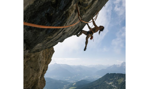 Thomas Huber beim Extremklettern an einer überhängenden Felswand