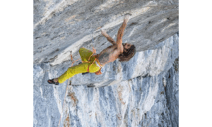 Thomas Huber beim Extremklettern an einer überhängenden Felswand