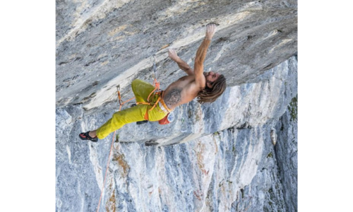 Thomas Huber beim Extremklettern an einer überhängenden Felswand