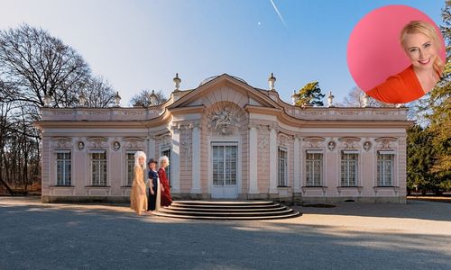 Drei kleine Prinzessinnen stehen vor der Amalienburg im Schloss Nymphenburg. In der rechten oberen Ecke ist das lachende Gesicht der Dozentin Petra Rhinow in einer roten Bubble abgebildet.