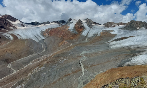 Blick auf ein Gletschergebiet in den Alpen mit sichtbar zurückgewichenem Eis – Beispiel für den Gletscherschwund, Thema des Vortrags von Prof. Dr. Wilfried Hagg an der vhs Oberhaching.