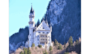 Schloss Neuschwanstein vor alpiner Kulisse – Sinnbild des bayerischen Idylls und Thema des Vortrags „Die Erfindung des bayerischen Idylls“ mit Georg Reichlmayr