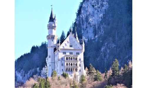 Schloss Neuschwanstein vor alpiner Kulisse – Sinnbild des bayerischen Idylls und Thema des Vortrags „Die Erfindung des bayerischen Idylls“ mit Georg Reichlmayr