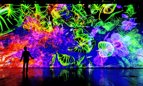 Große digitale Projektion mit farbintensiven, abstrakten Pflanzenformen und der Silhouette einer stehenden Person im Ausstellungsraum