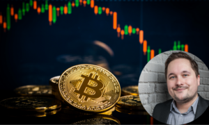 Goldene Bitcoin-Münzen vor einem Kurschart, daneben ein Porträt des Dozenten Dr. Aaron Sahr