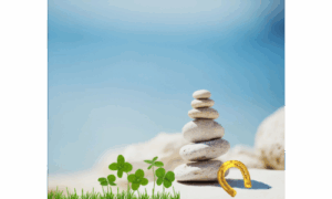 Steinturm und Kleeblätter am Wasser – Symbolbild für Ruhe und Entschleunigung