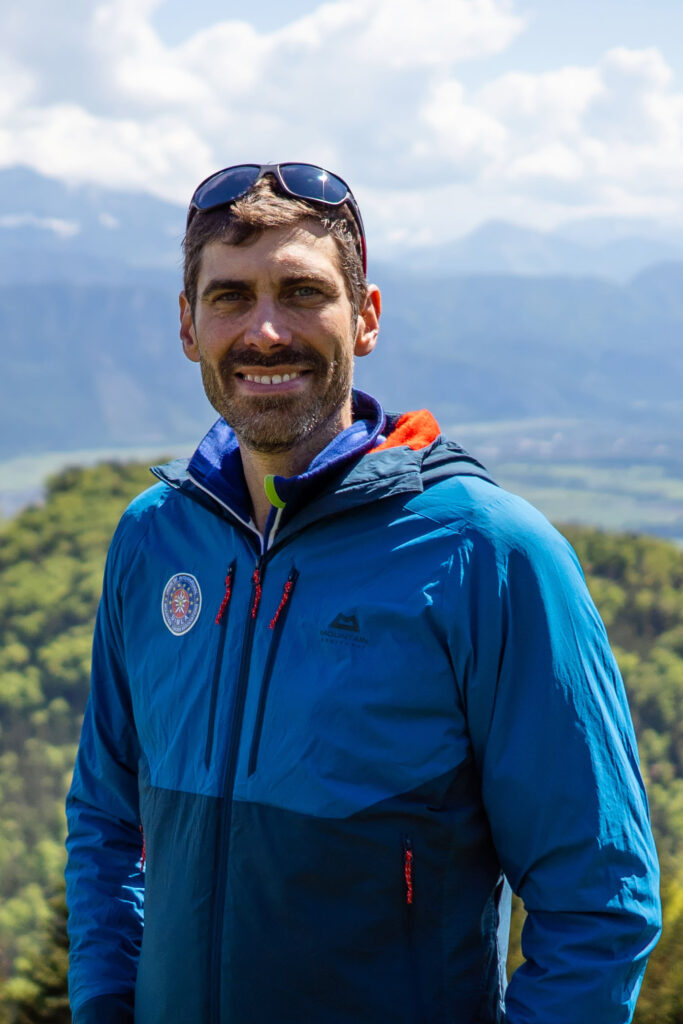 
Patrick Seitz, Bergwanderexperte und VHS-Dozent, steht in wetterfester Outdoor-Bekleidung vor alpiner Kulisse mit weitem Blick ins Gebirge. Der erfahrene Kursleiter vermittelt in seiner VHS-Reihe „Das 1x1 des Bergwanderns“ sowie in Einzelkursen zu Themen wie Tourenplanung, Wetterkunde und Ausrüstung praktisches Wissen für Anfänger:innen und Fortgeschrittene. 