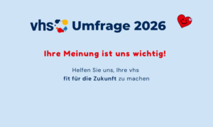 Hellblaues Plakat zur vhs-Umfrage 2026 mit dem Hinweis „Ihre Meinung ist uns wichtig“ und einem roten Herzsymbol.