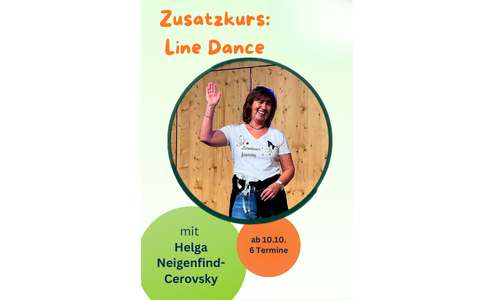 Kursleiterin des Zusatzkurses Line Dance vor einer Holzwand.