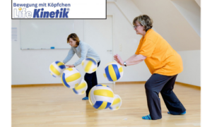 Zwei Teilnehmerinnen führen beim Life-Kinetik-Training eine Bewegungsübung mit Bällen aus.